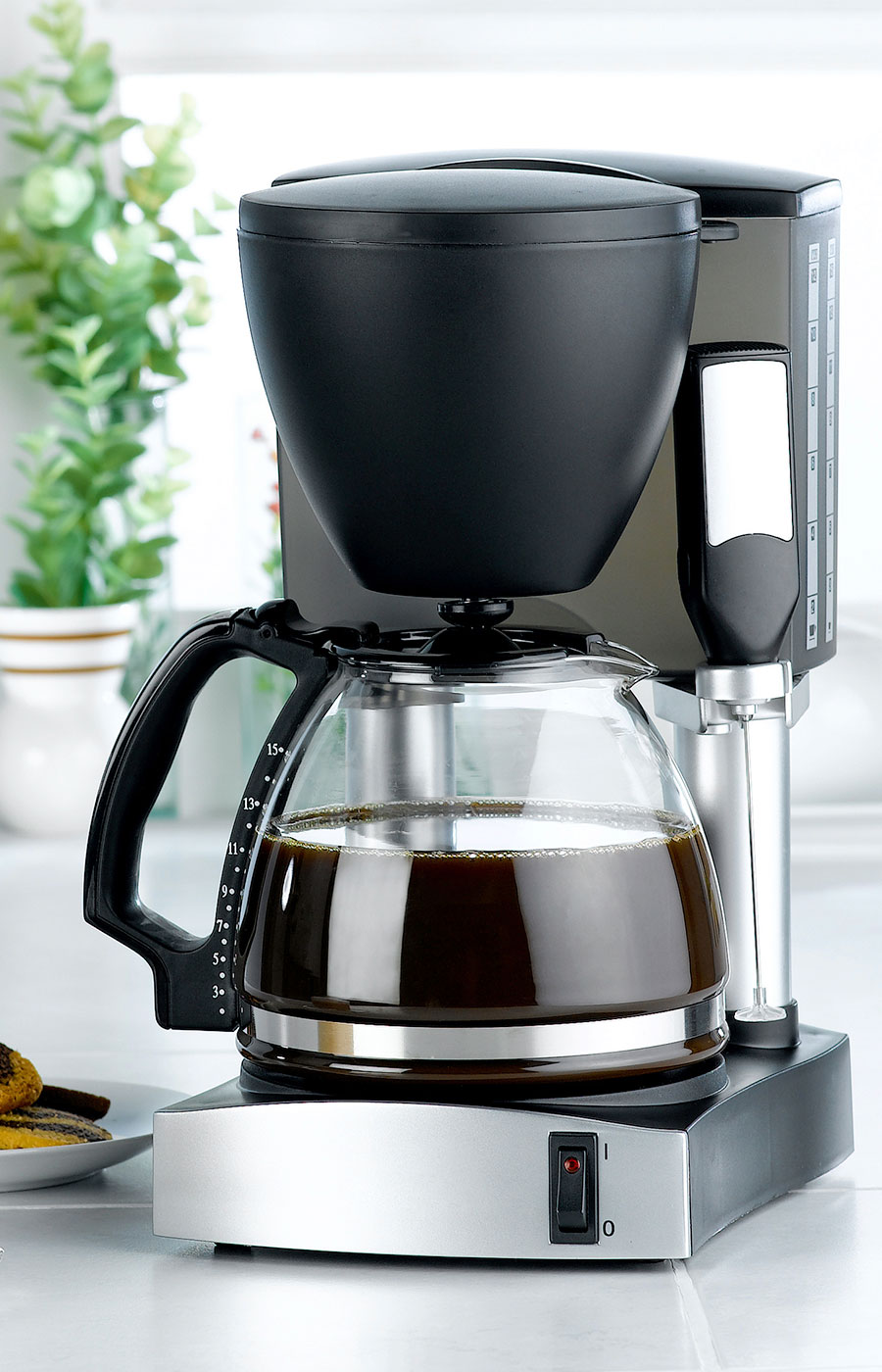 Filterkaffeemaschine mit Glaskanne und frischem Kaffee