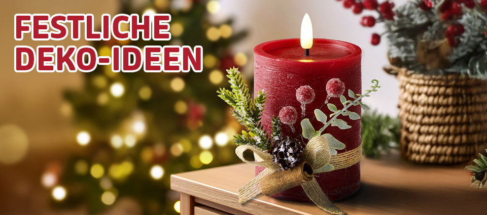 Rote Weihnachtskerze mit Deko und Tannenzweigen
