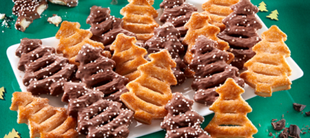 Weihnachtsgebäck in Tannenbaumform, teils mit Schokolade überzogen
