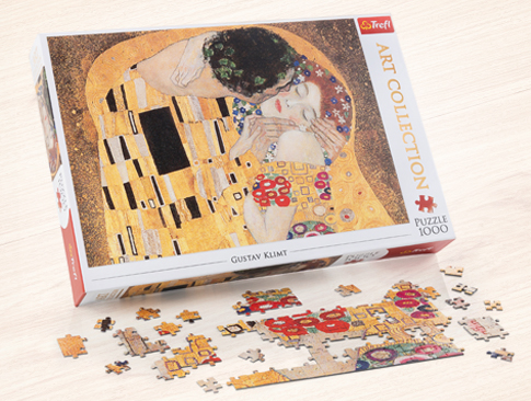 Puzzle mit Gustav Klimt Motiv „Der Kuss“ und ausgelegten Teilen
