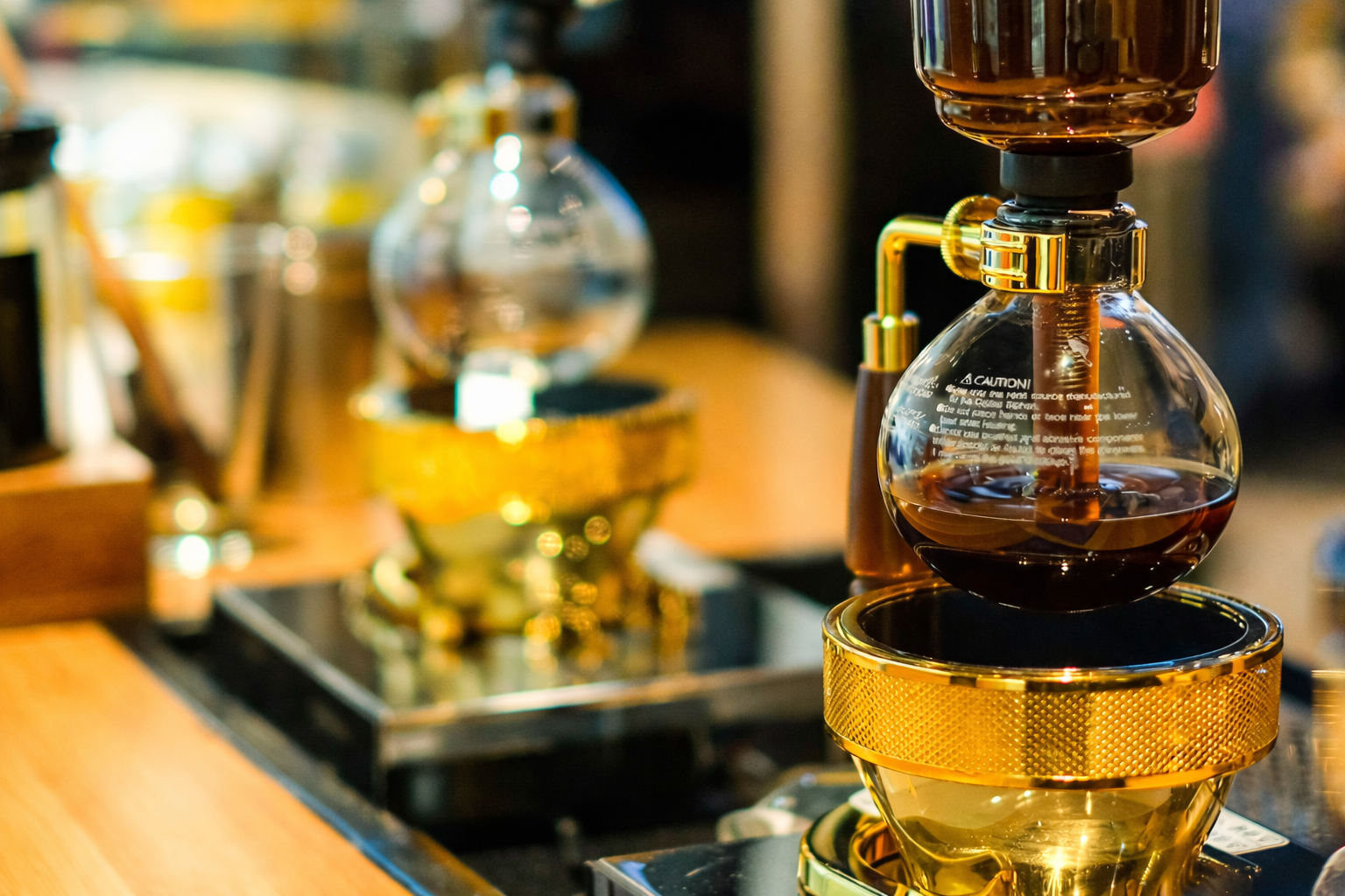 Kaffeezubereitung mit Glas-Syphonmaschine