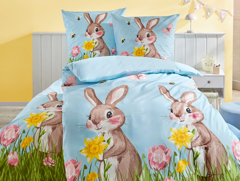 Blaue Bettwaesche mit Hasenmotiv und Fruehlingsblumen