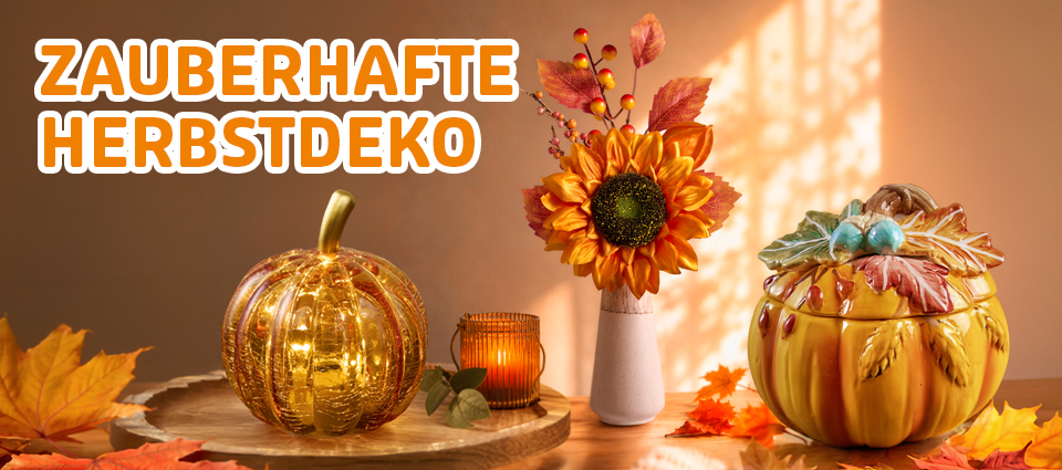 Herbstdeko mit leuchtendem Kürbis, Sonnenblume und Kerzenlicht
