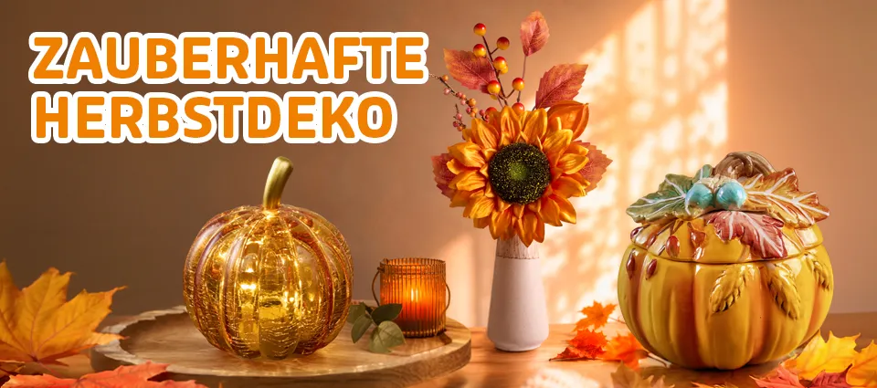 Herbstdeko mit leuchtendem Kürbis, Sonnenblume und Kerzenlicht