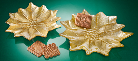 Goldfarbene Dekoschalen in Blattform mit Pralinen