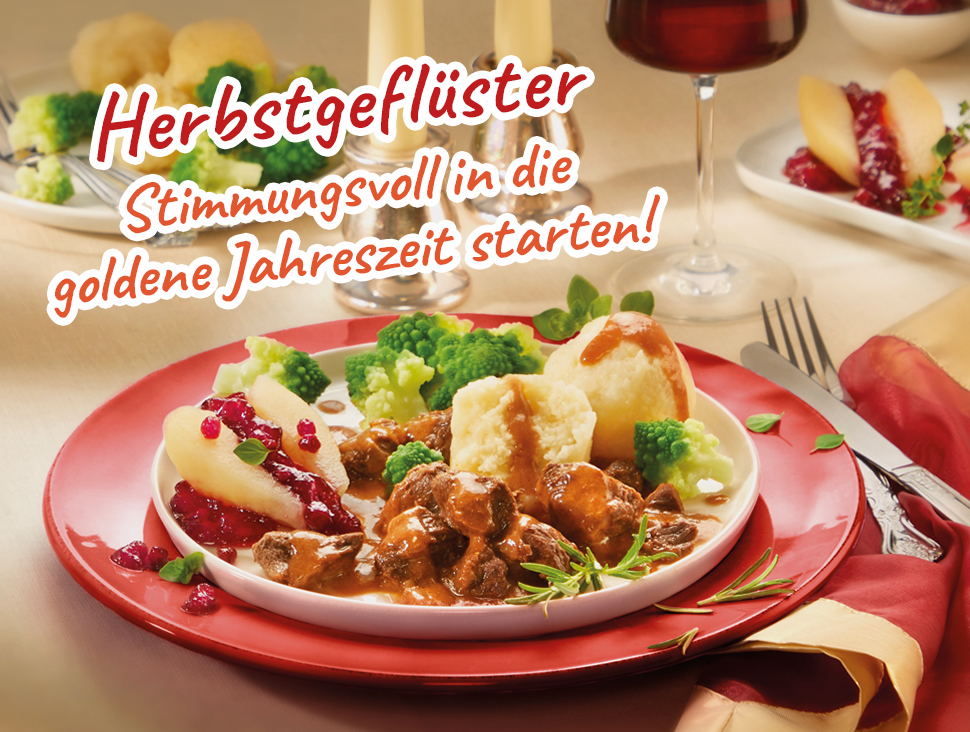 Festliches Herbstgericht mit Fleisch, Klößen, Brokkoli und Preiselbeeren