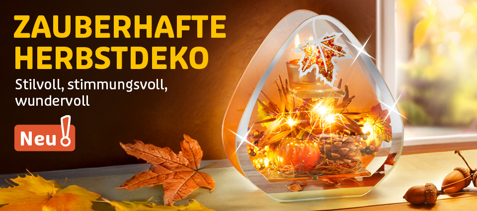 Herbstliche Tischdeko mit Licht und bunten Blättern