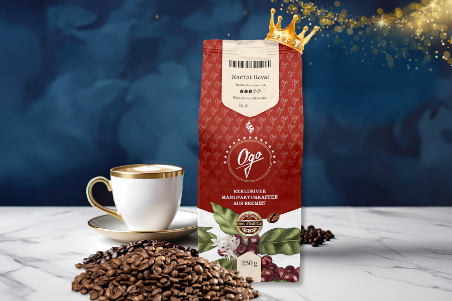 Kaffeepackung mit Tasse und Kaffeebohnen auf hellem Untergrund