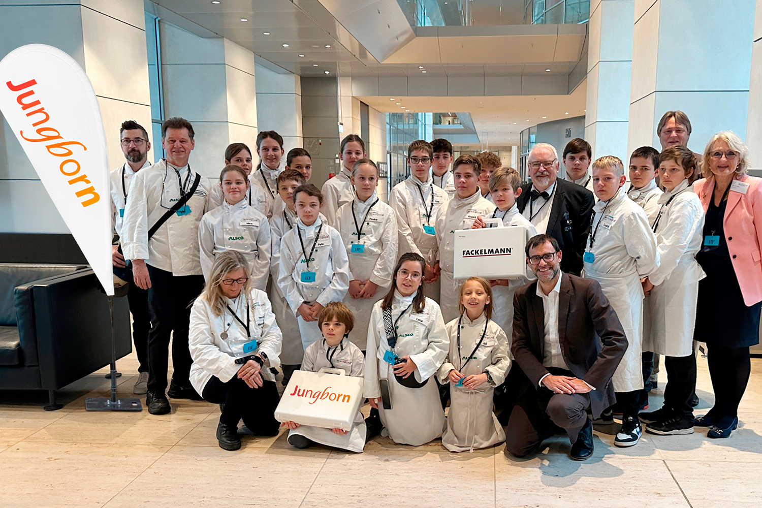Gruppenfoto von Miniköchinnen, Miniköchen und Gästen im Bundestag