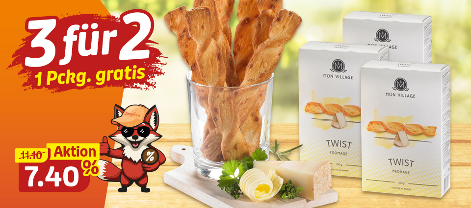 Käsegebäck-Sticks mit 3-für-2 Aktion auf Holztisch