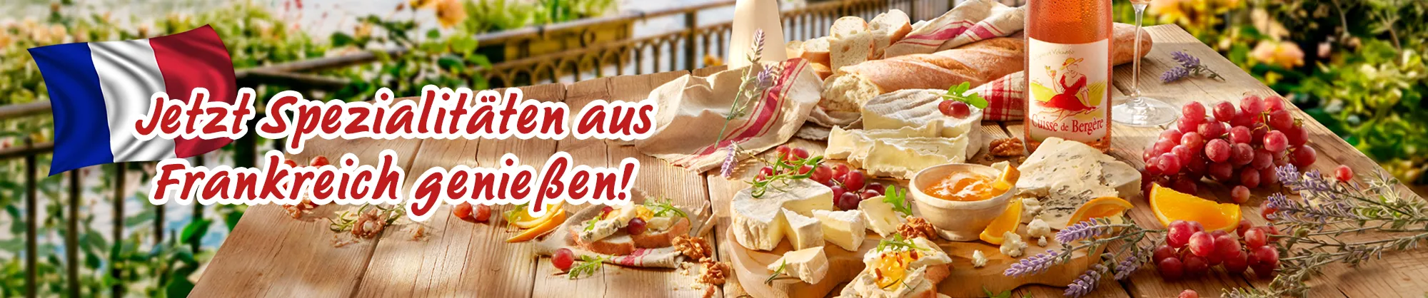 Französische Spezialitäten mit Käse, Roséwein und Mandelgebäck