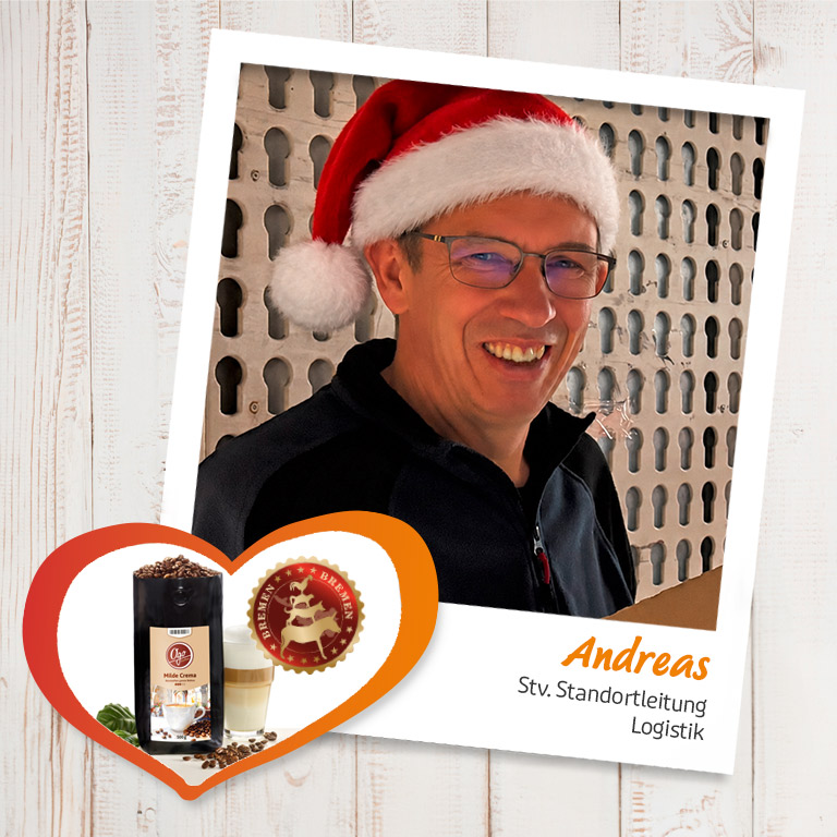 Andreas aus der Logistik mit Weihnachtsmütze und Ogo Kaffee