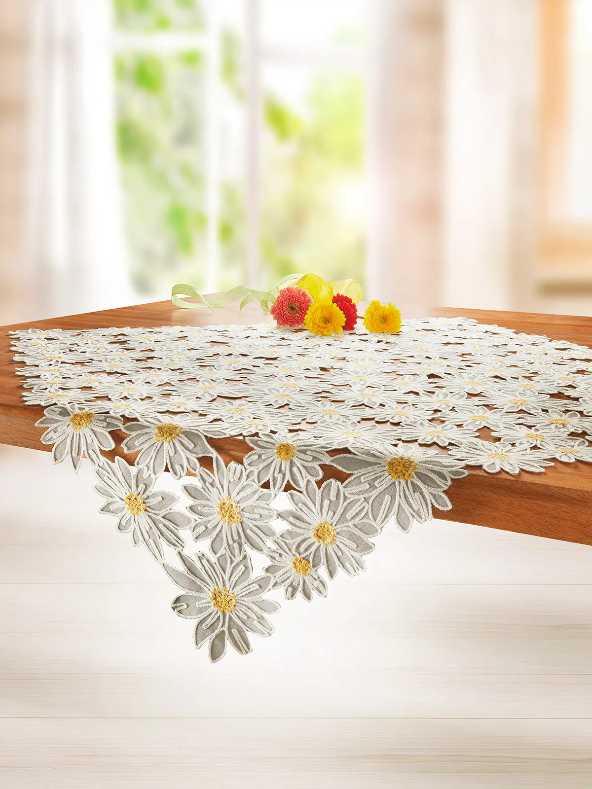 Stickerei-Mitteldecke „Margeriten“