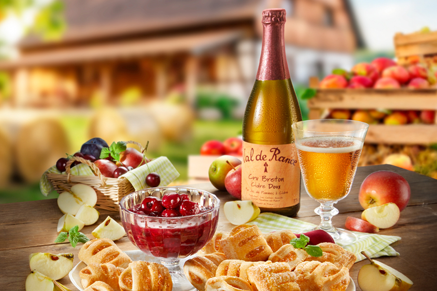 Cidre, Gebäck und Früchte in herbstlicher Umgebung