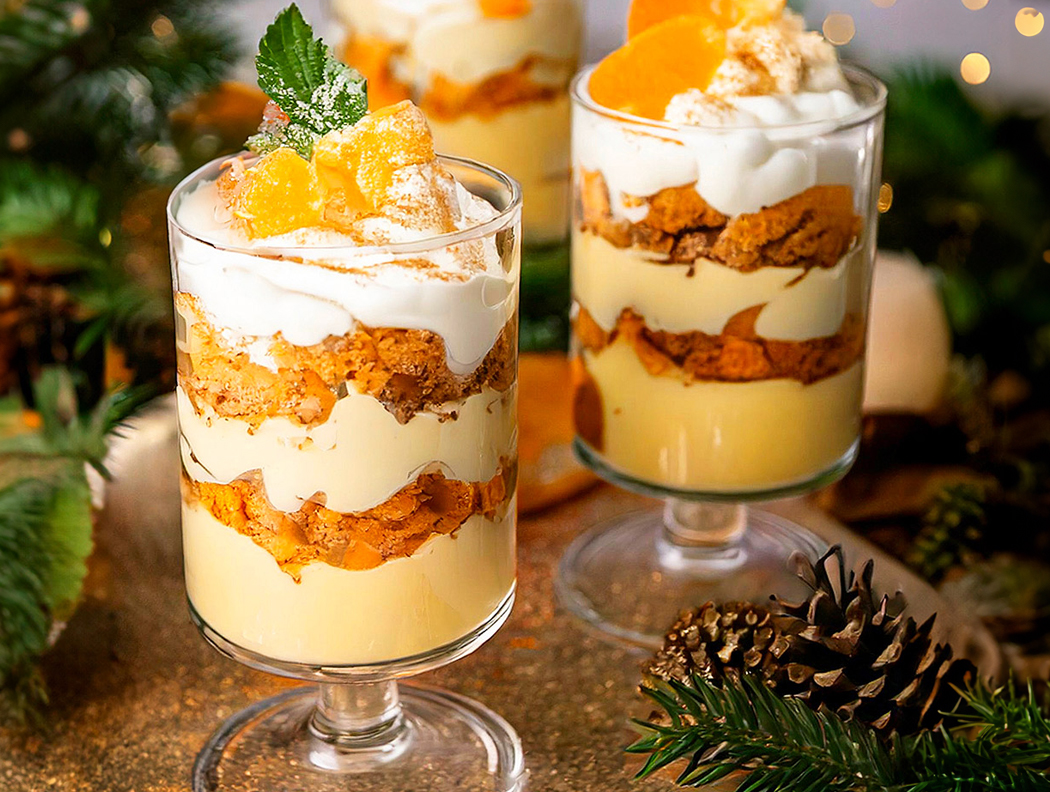 Stollen-Schicht-Dessert mit Creme, Stollenstücken, Sahne, Orange und Minze