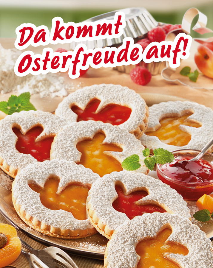 Osterkekse mit Marmeladenfüllung und Hasenmotiv, bestreut mit Puderzucker.