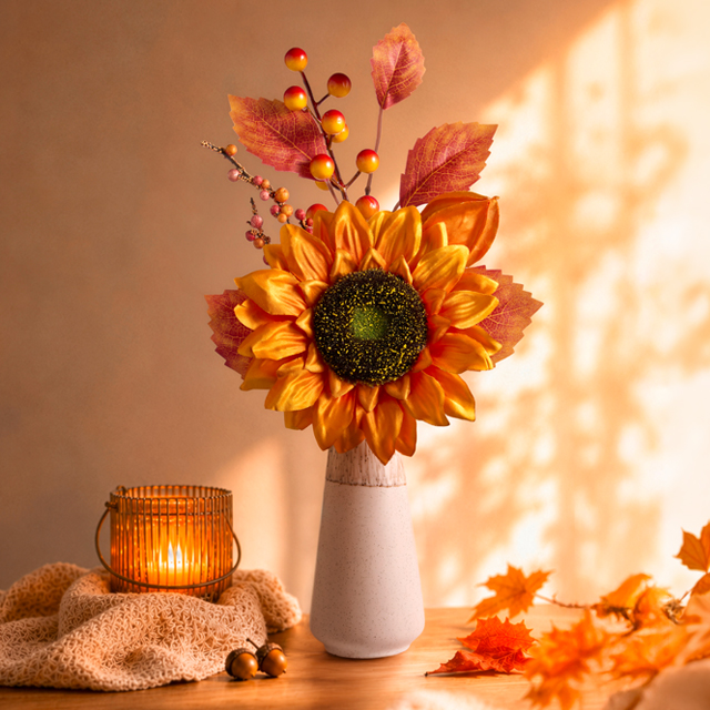 Herbstdeko mit leuchtendem Kürbis, Sonnenblume und Kerzenlicht
