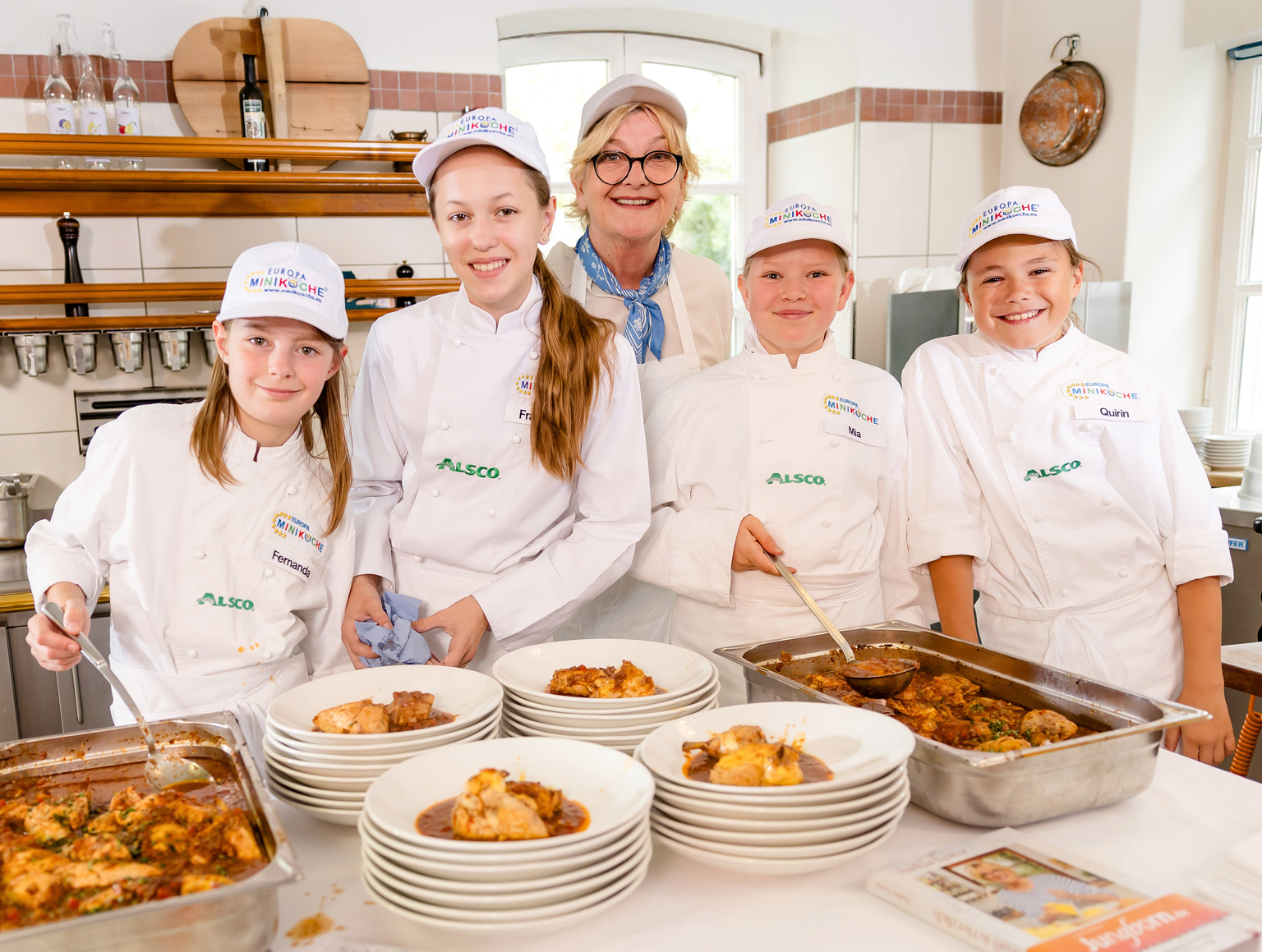 Europa Miniköche kochen gemeinsam mit Saskia Vester in der Küche