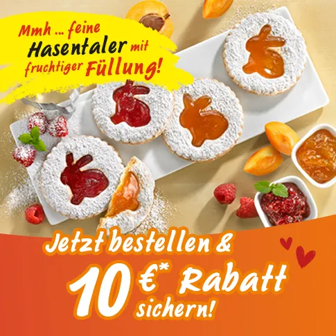 Hasentaler mit fruchtiger Füllung und Puderzucker auf einem Teller angerichtet.
