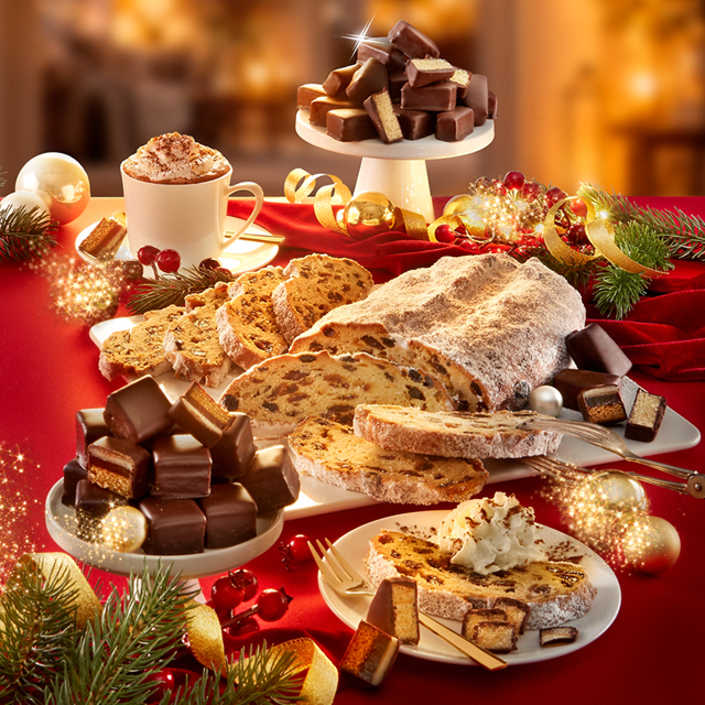 Weihnachtliche Genussauswahl mit Stollen, Gebäck und Schokolade