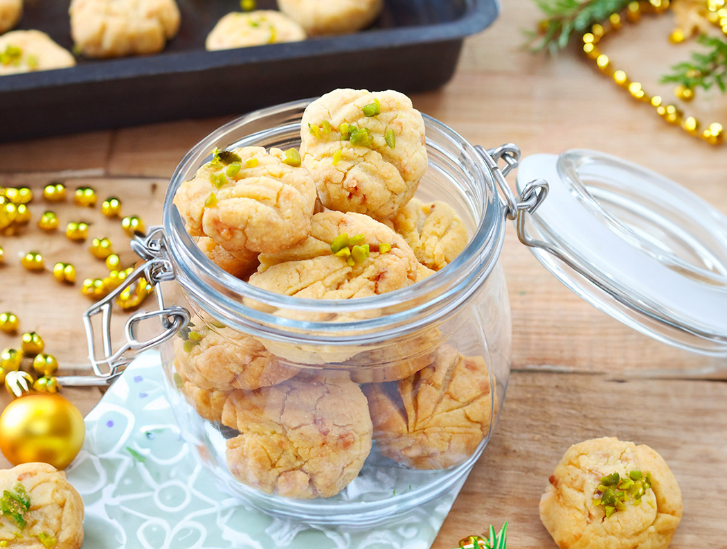 Orientalische Pistazienplätzchen in einem Glas, weihnachtlich dekoriert