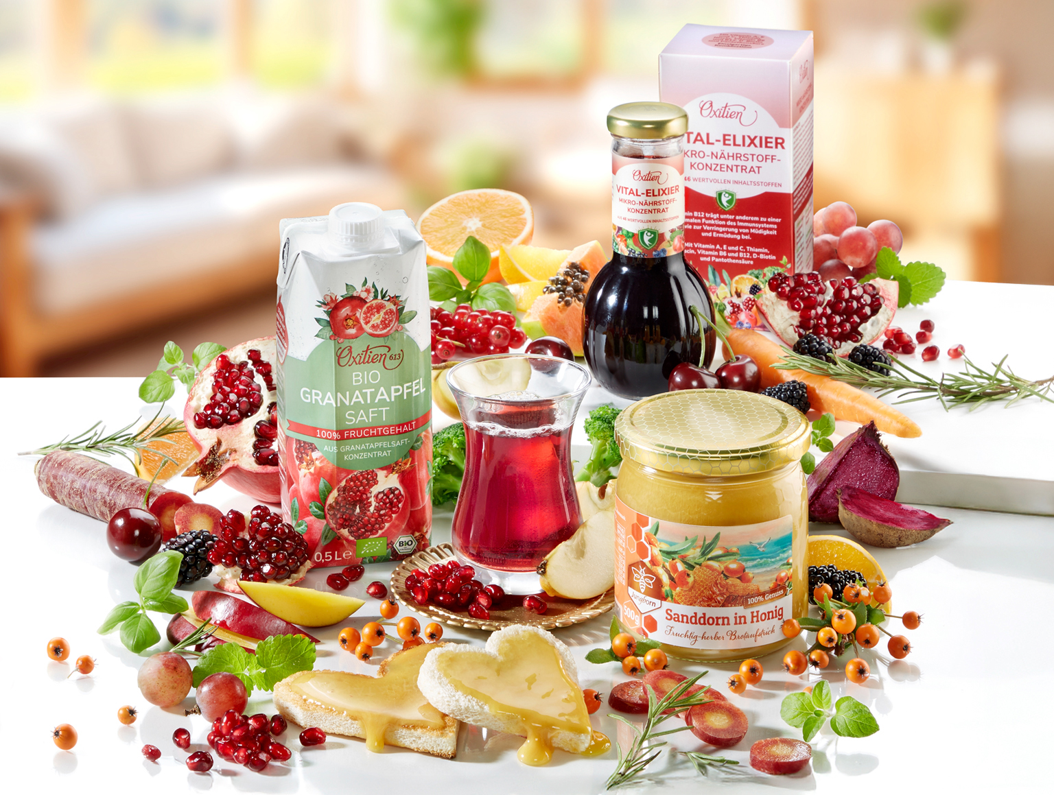 Vital-Elixier in Flasche und Glas, umgeben von frischem Obst und Gemüse.