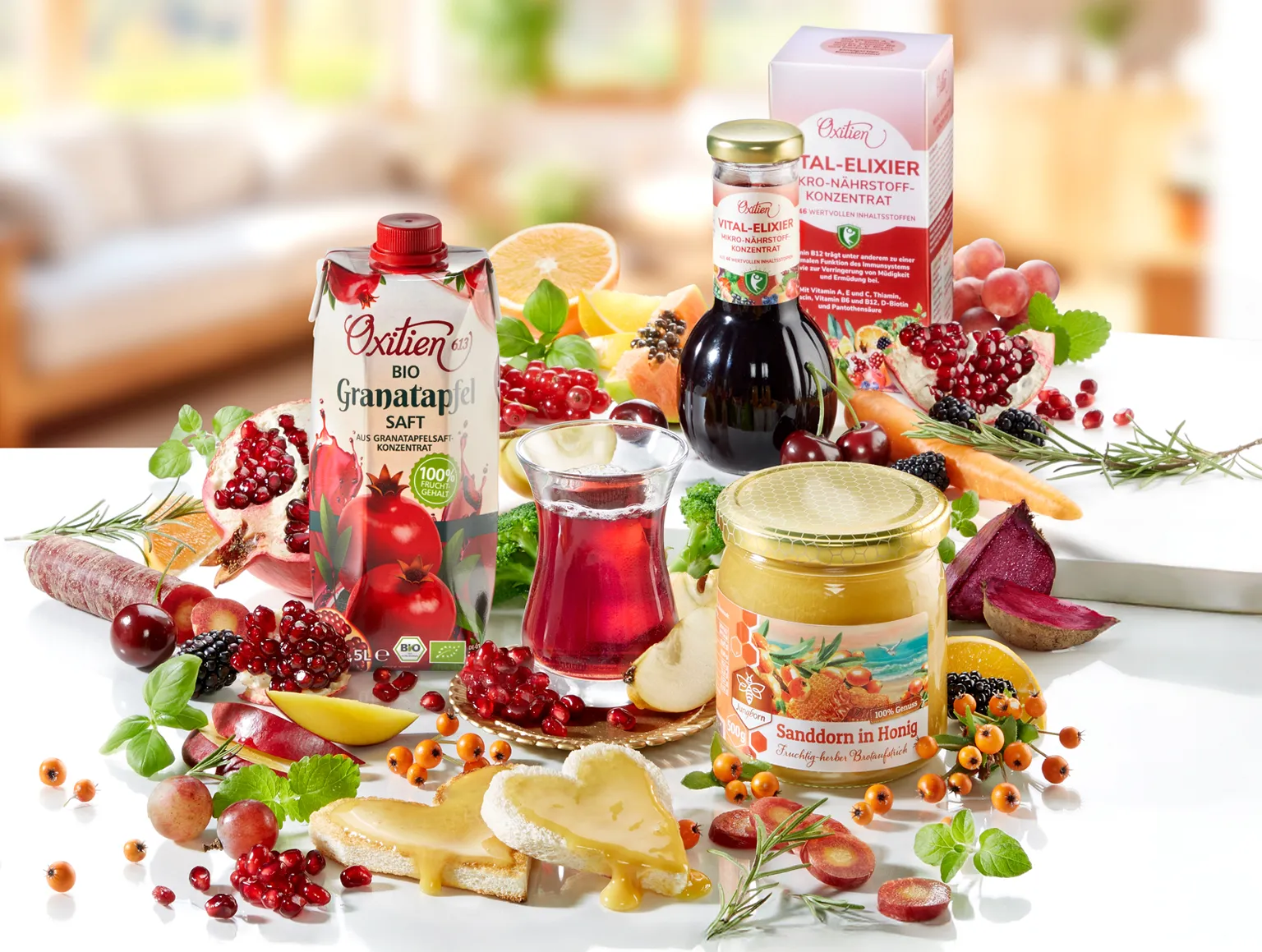 Vital-Elixier in Flasche und Glas, umgeben von frischem Obst und Gemüse.