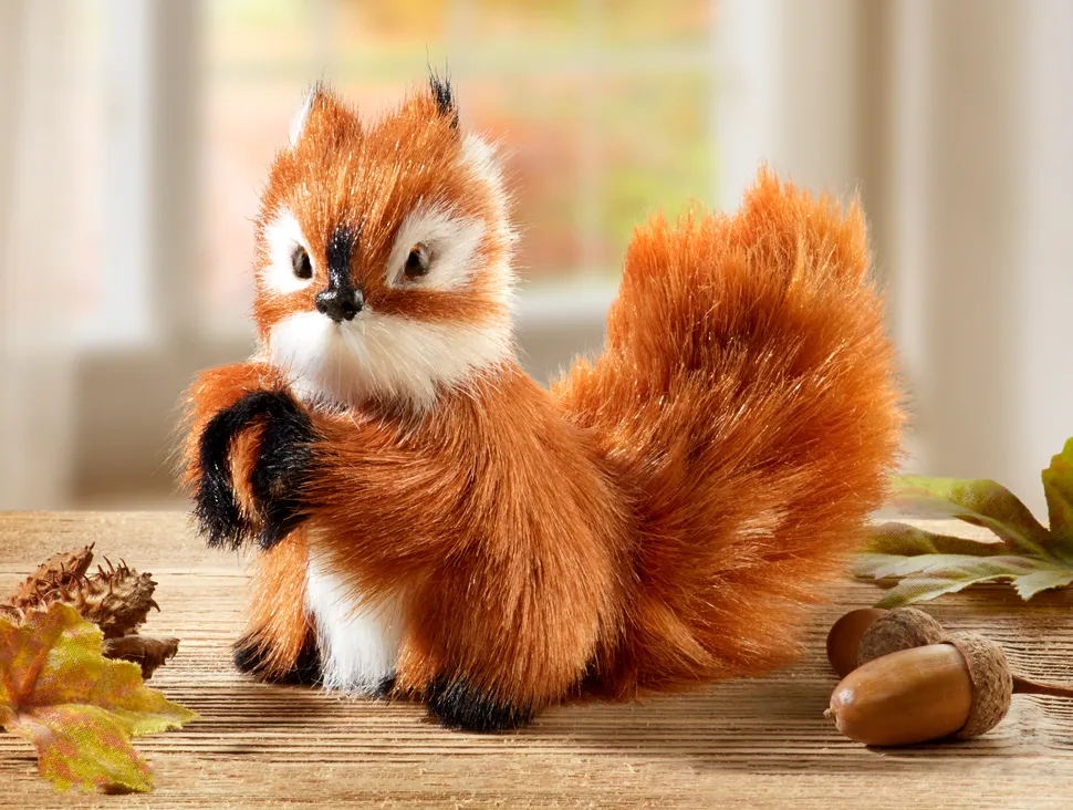 Dekoratives Eichhörnchen mit buschigem Schwanz für herbstliche Akzente