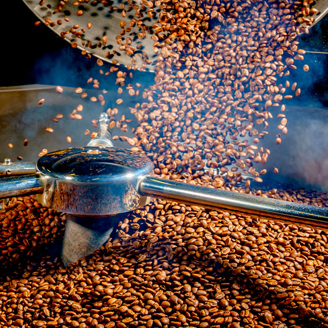 Kaffeebohnen im Röstprozess in rotierender Maschine