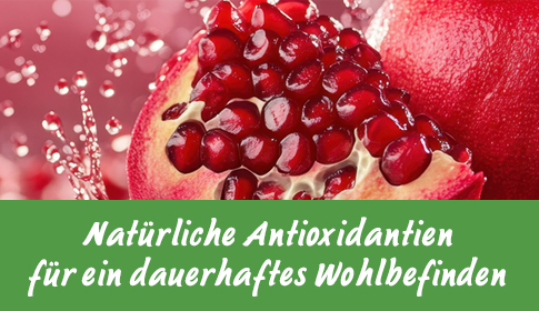 Aufgeschnittener Granatapfel mit leuchtend roten Kernen und Wassertropfen.