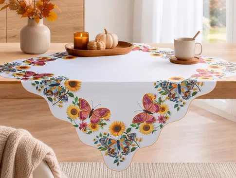Herbstliche Tischwäsche mit bunten Schmetterlingen und Sonnenblumen