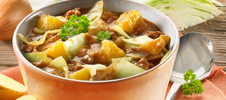 Schmorkohl mit Kartoffeln, Hackfleisch und Gemüse im Topf