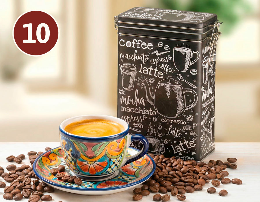 Kaffee in Tasse neben Dose und Bohnen