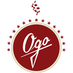 Markenlogo von Ogo in rotem Kreis, goldenen Sternen und stilisiertem Dampfsymbol