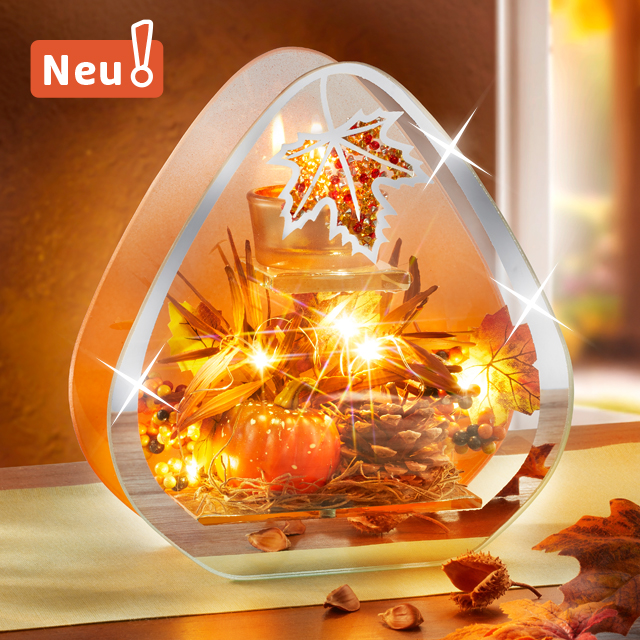 Herbstliche Tischdeko mit Licht und bunten Blättern