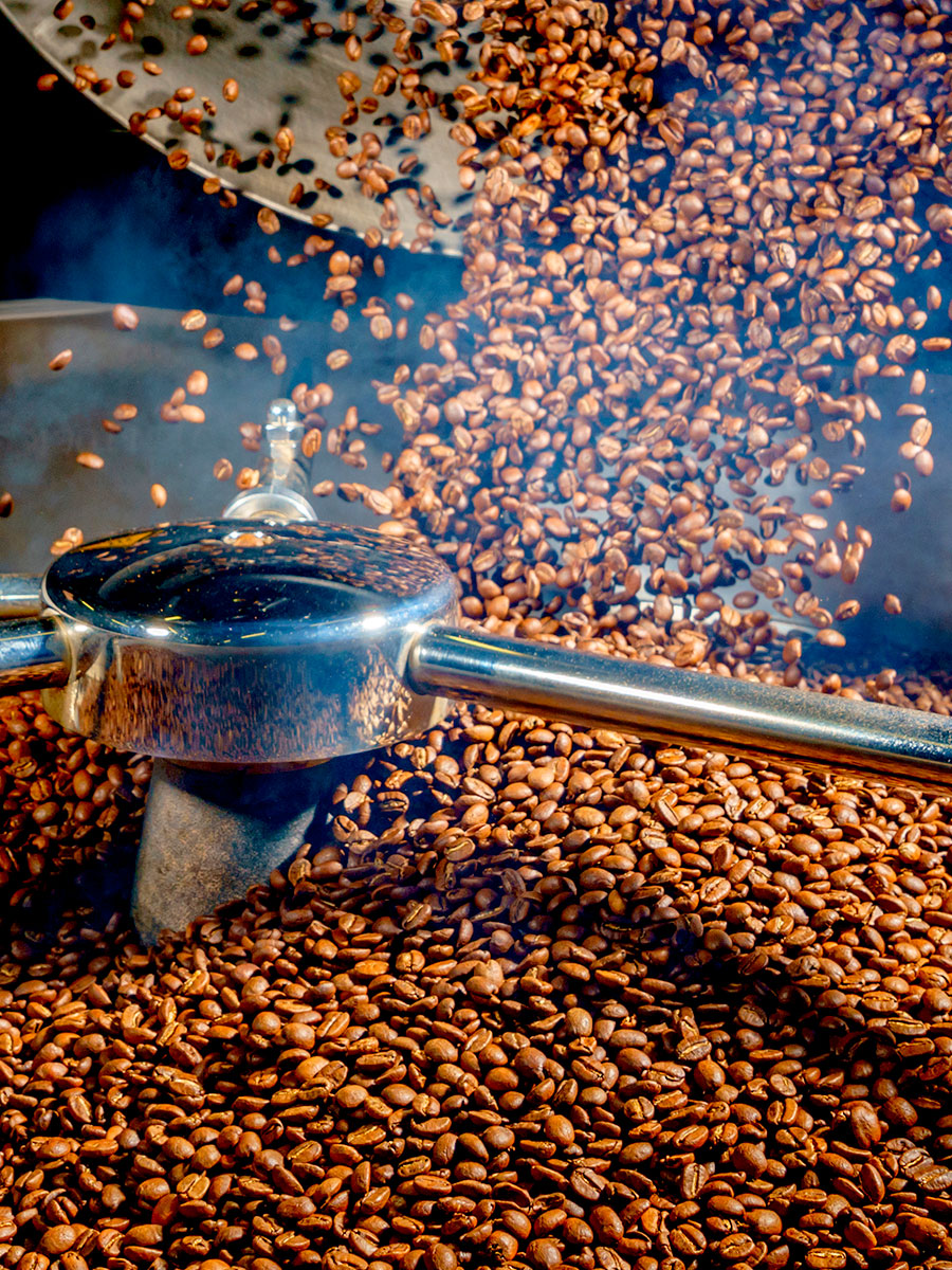 Kaffeebohnen im Röstprozess in rotierender Maschine