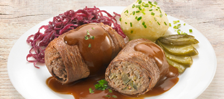 Rinderrouladen schmeckt mit Rotkohl und Kartoffelklößen