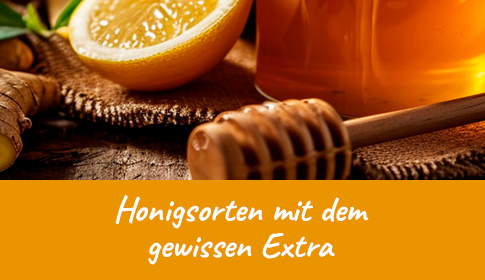 Honigsorten mit dem gewissen Extra – Natürlich genießen! Honigglas mit Honiglöffel, Ingwer und Zitrone auf rustikalem Untergrund.