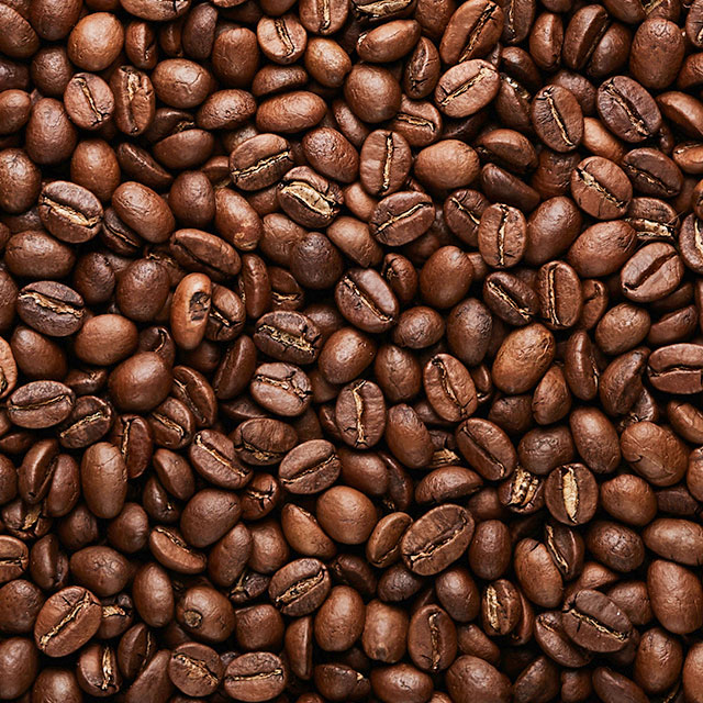 Glänzende Kaffeebohnen in Nahaufnahme