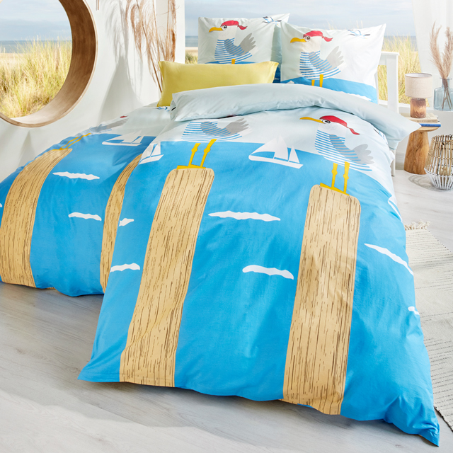 Sommerliche Bettwäsche mit Möwenmotiv im Schlafzimmer