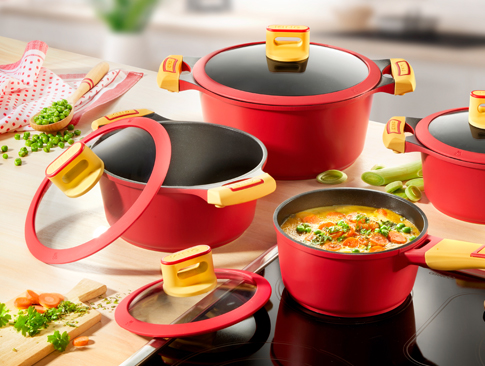 Rotes Kochgeschirr-Set mit Töpfen und Pfanne