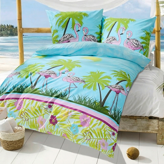 Bettwäsche mit Flamingos und Palmen vor Strandkulisse