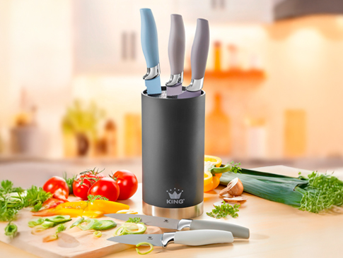 Moderner Messerblock mit Küchenmessern auf Arbeitsfläche