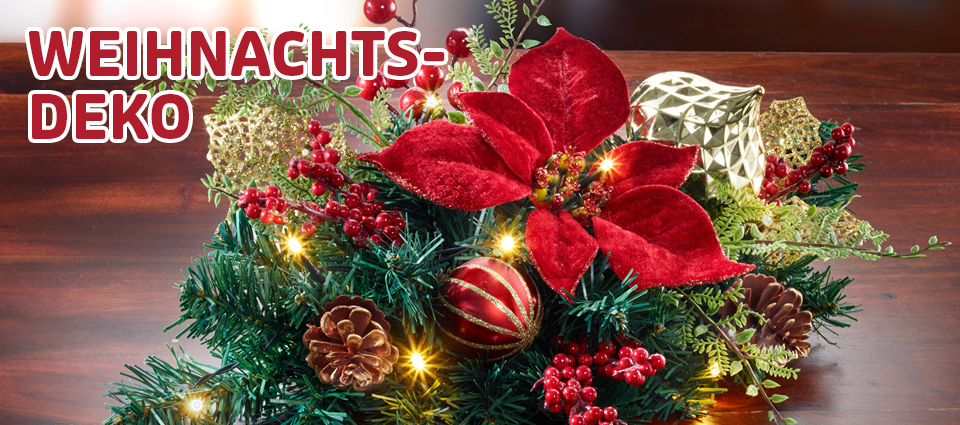 Festliche Weihnachtsdekoration mit rotem Weihnachtsstern und Kugeln