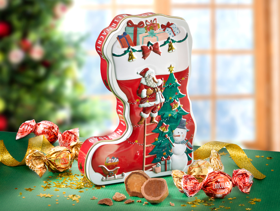 Nikolausstiefel mit feinen Pralinen – süße Geschenkidee für die Adventszeit Nikolausstiefel aus Blech mit Pralinen und Geschenkband