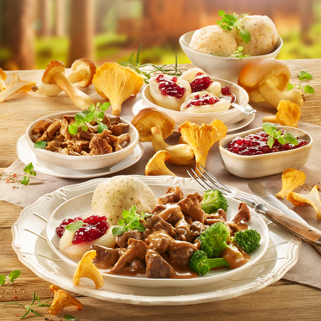 Wildgerichte mit Knödeln, Pilzen und Preiselbeeren