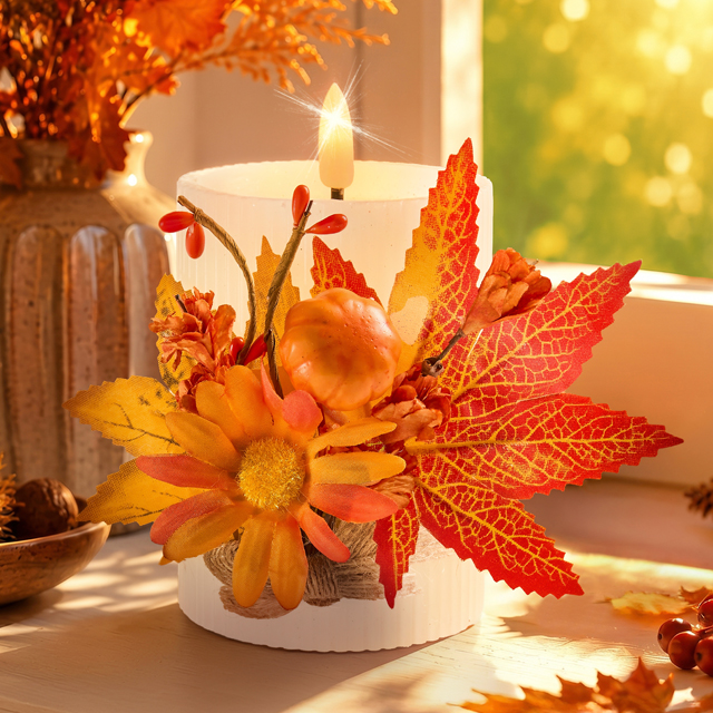 Herbstdeko mit Igel, Kürbissen, Blättern und Keramikgefäß