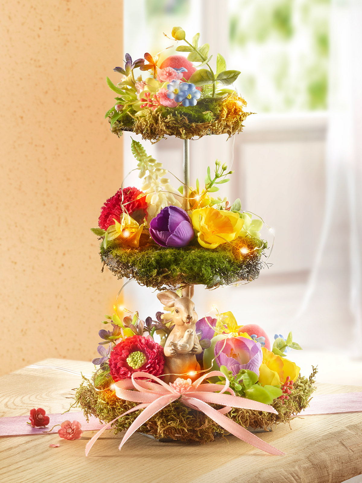 Oster-Etagere mit Lichterkette Oster-Etagere mit Lichterkette