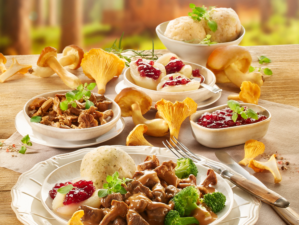 Wildgerichte mit Pilzen, Knödel, Brokkoli und Preiselbeeren