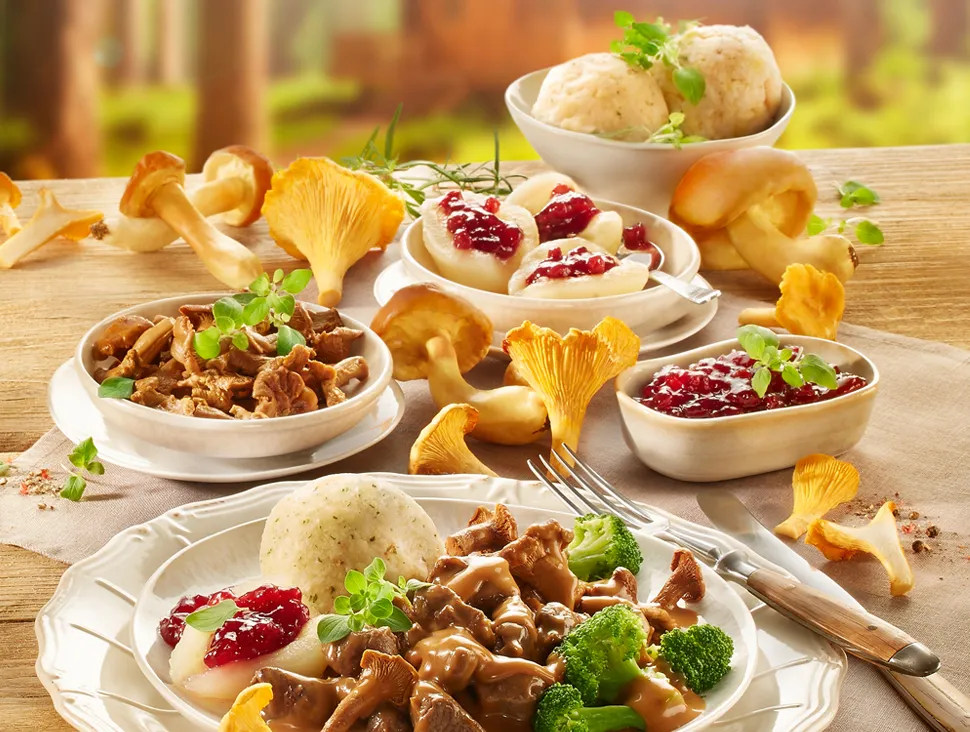 Wildgerichte mit Pilzen, Knödel, Brokkoli und Preiselbeeren
